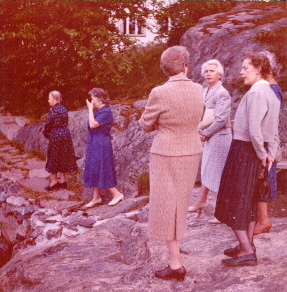 6 kvinnor stående på berg
