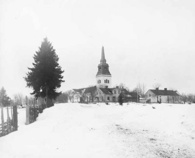Kyrka och ytterligare byggnader vintertid
Nyckelord: Gärdesgård