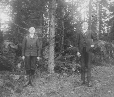 2 pojkar stående i skogen
Nyckelord: Dräkt