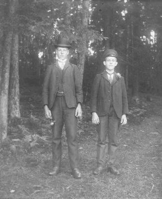 2 pojkar stående i skogen
Nyckelord: Dräkt Klockkedja