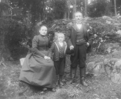 Kvinna pojke och man i skogsbryn
Nyckelord: Dräkt