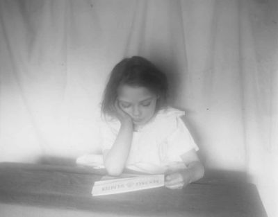 Flicka som sitter och läser tidning
Nyckelord: Tidning