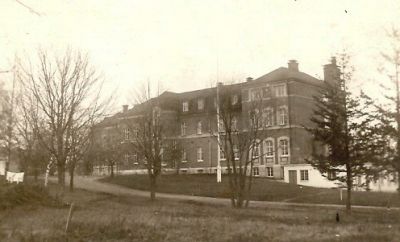 Stor tegelbyggnad på höjd
