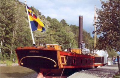 Aktern av hjulångare liggande vid kaj
Nyckelord: Hjulångare