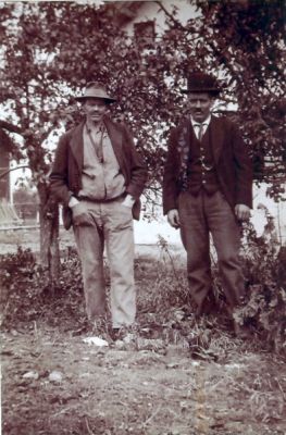 Två män stående i trädgård
Nyckelord: Dräkt Klockkedja