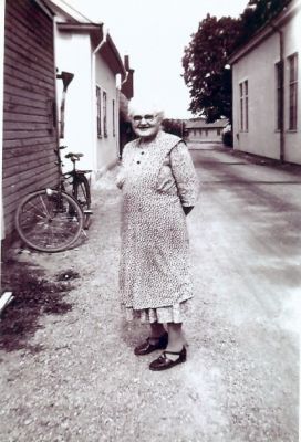 Kvinna stående på gata
Nyckelord: Cykel