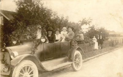 3 kvinnor och 1 baby i lvad bil
Nyckelord: Bil