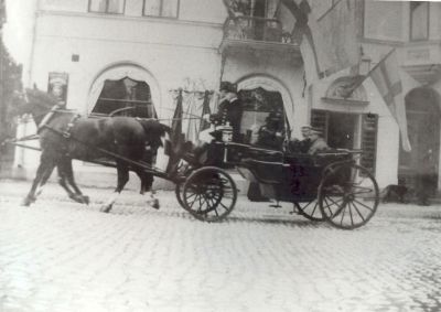 Kungavagn på kullerstensgata
Nyckelord: Kungavagn Häst