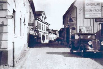 Smal gata med vänstertrafik
Keywords: Bil Reklamskylt