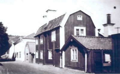 Gatuvy med ryggåsstuga
