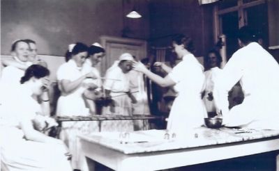 Sköterskor som stöper stearinljus
Nyckelord: Stearinljus