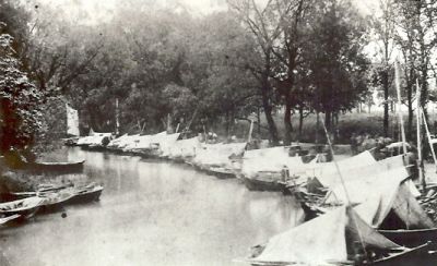 Båtar med tälttäckning i småbåtshamn
Nyckelord: Fiskhandlarbåt