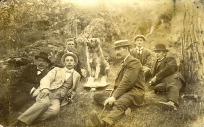 6 män och 1 hund på picknick
Nyckelord: Picknick Hund Käpp Dräkt Hatt