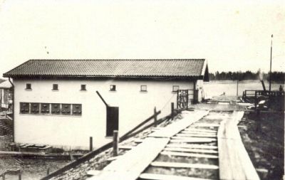 Industribyggnad med plankbana
