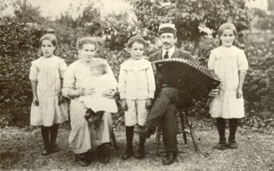 Man kvinna och 4 barn i trädgård
Nyckelord: Dragspel Dräkt