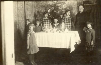 Kvinna och 7 barn vid julgran
Nyckelord: Julgran