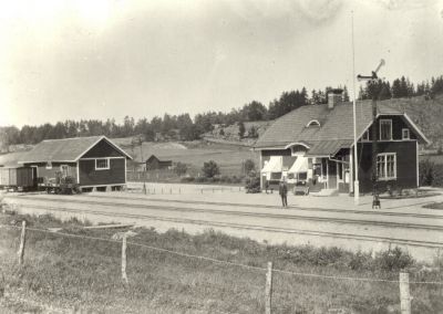 Järnvägsstation på landsbygden

