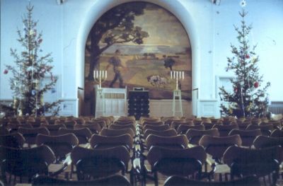 Julsmyckad samlingslokal
Nyckelord: Julgran Väggmålning Talarstol