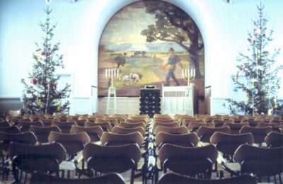 Julsmyckad samlingslokal
Nyckelord: Julgran Väggmålning Talarstol