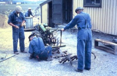 3 män vid jordfräs
Nyckelord: Jordfräs