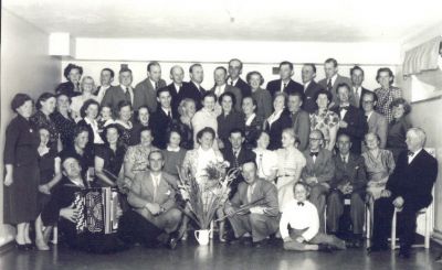 Festklädda människor i lokal
Nyckelord: Dragspel