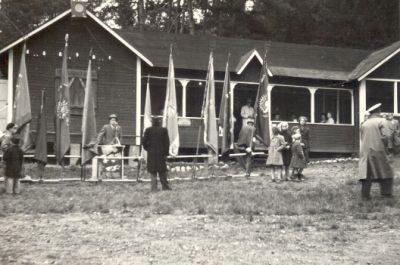 Talare utanför parkpaviljong
Nyckelord: Fana Mikrofon Högtalare