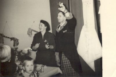 Auktion i lokal
Nyckelord: Julgranskaramell Klubba