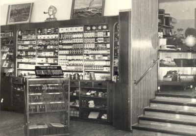 Interiör från tobaksaffär
Nyckelord: Tobak  Skrivmaskin Räknemaskin