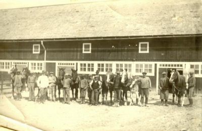 Män med hästar framför ladugård
Nyckelord: Häst