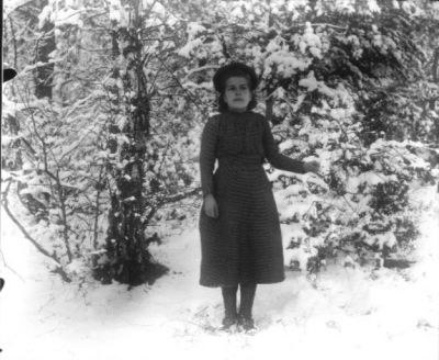 Kvinna stående i skogen
