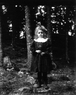 Flicka i skogen
Nyckelord: Dräkt