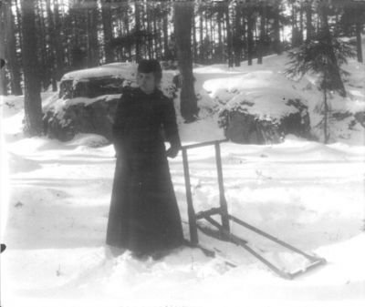 Kvinna vid spark i skogen
Nyckelord: Spark