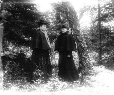 2 kvinnor stående i skogen
Nyckelord: Dräkt Hatt