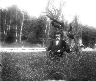 Man med gevär i naturen
Nyckelord: Gevär