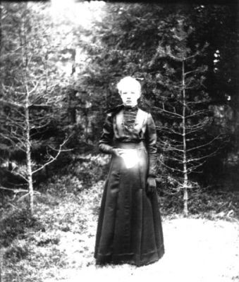 Kvinna stående i skogen
