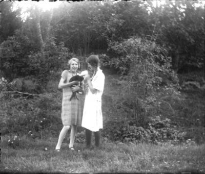 2 flickor med katt
Nyckelord: Katt