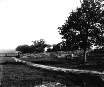 Byggnad med ladugård
Nyckelord: Gärdesgård