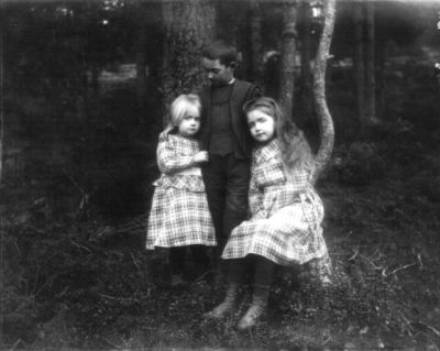 1 pojke och 2 flickor i skogsbacke
