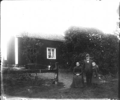 Man kvinna och flicka framför byggnad
Nyckelord: Katt