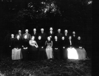 8 män 9 kvinnor och en pojke i skogsbryn
Nyckelord: Dräkt