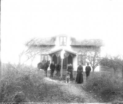 2 män 2 kvinnor 2 hästar 1 hund framför byggnad
Nyckelord: Häst Hund