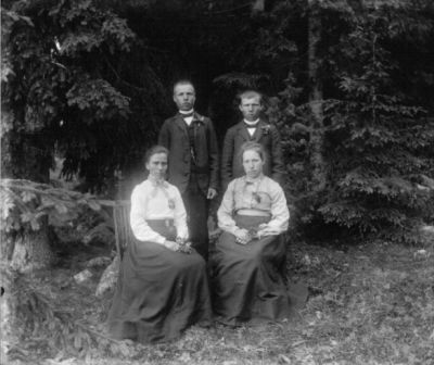 2 män och 2 kvinnor i skogsbacke
Keywords: Dräkt