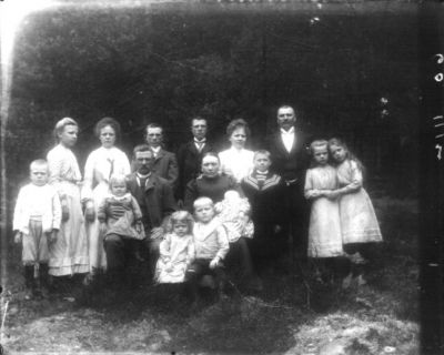 4 män 4 kvinnor 8 barn i naturen
Nyckelord: Kläder