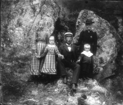 Man kvinna och 3 barn i naturen
Nyckelord: Dräkt Hatt