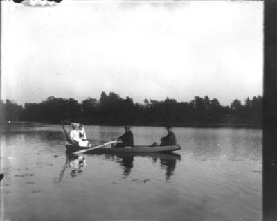 2 män och 2 kvinnor i eka på vattendrag
Nyckelord: Båt Dräkt Hatt