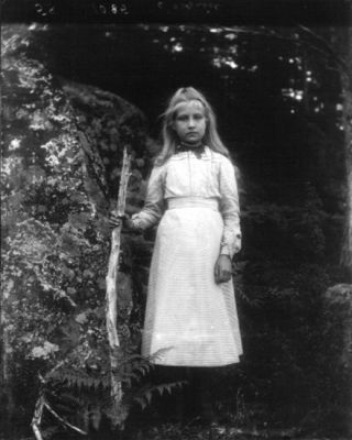 Flicka stående i skogen
Nyckelord: Kläder