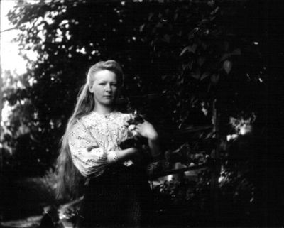 Kvinna med kattunge
Nyckelord: Katt Dräkt