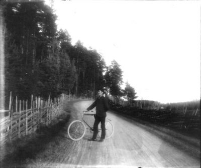 Man stående vid cykel på väg
Nyckelord: Cykel Gärdesgård