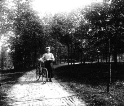 Kvinna vid cykel på väg
Nyckelord: Cykel
