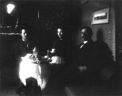 2 män och 1 kvinna i rum
Nyckelord: Dräkt